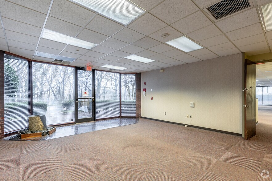 More Photos Of 8800 Roswell Rd, Sandy Springs Office For Sale