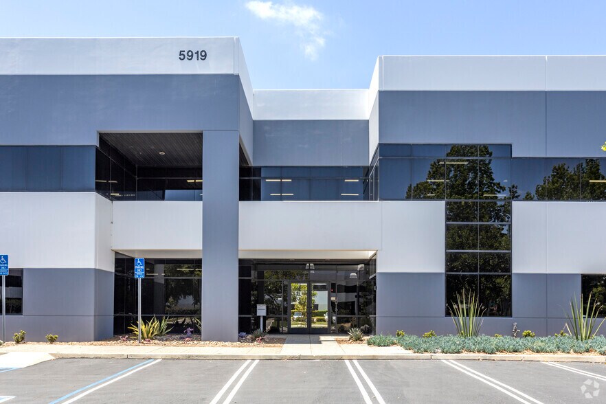 More Photos Of 5919 Farnsworth Ct, Carlsbad Research And Development For Lease