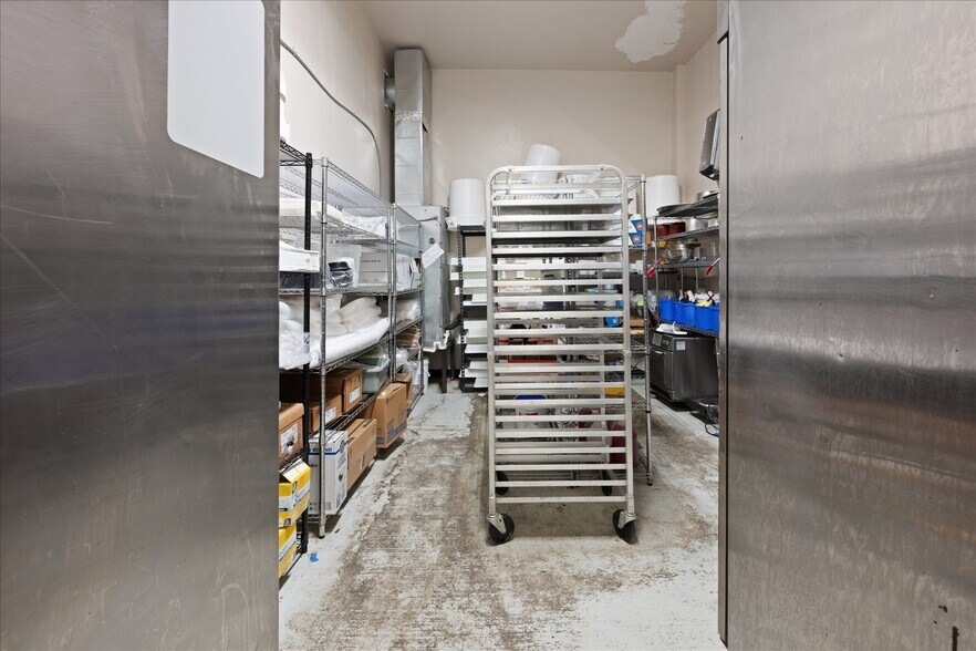 More Photos Of 629 W Main St, Yukon General Retail For Lease