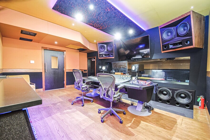 More Photos Of 10800 Ventura Blvd, Studio City Loft Creative Space For Lease