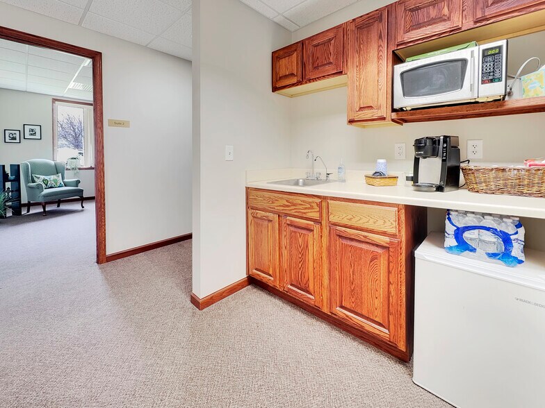 More Photos Of 808 4th St NE, Hampton Office For Sale