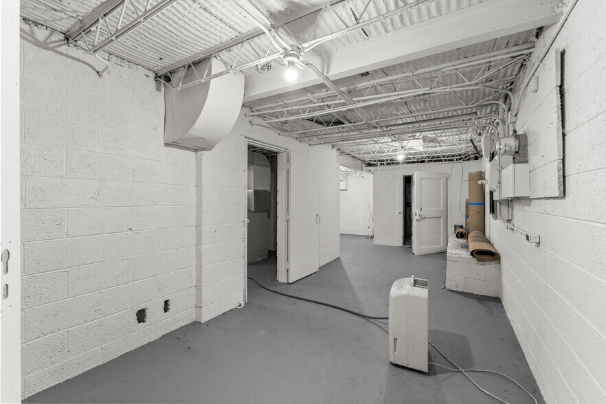 More Photos Of 10531 Wren St, Dearborn Bar For Sale