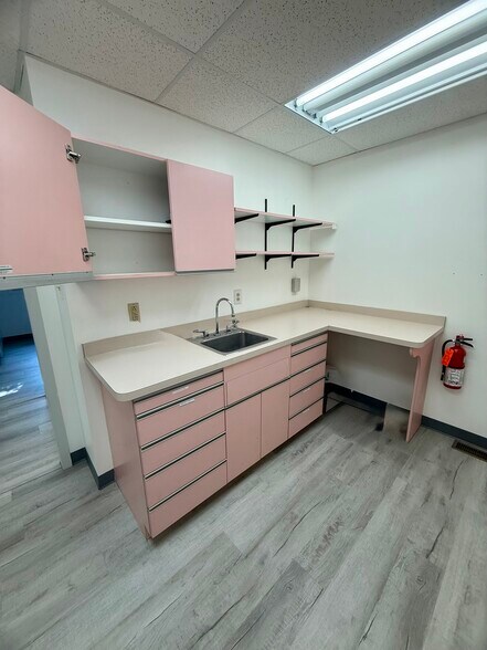 More Photos Of 215 E Laurel Rd, Stratford Medical For Lease