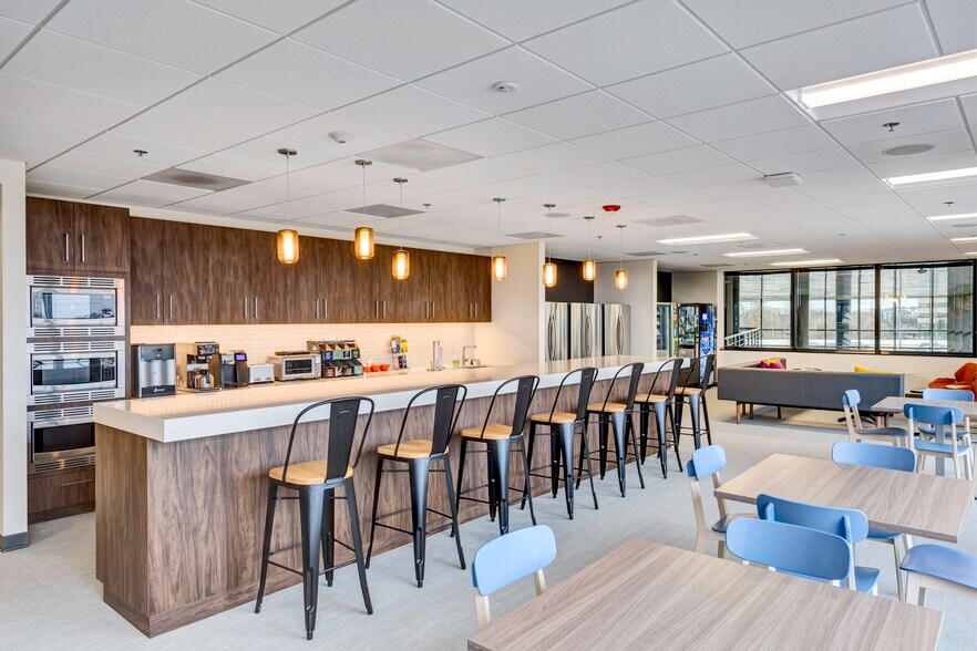 More Photos Of 1400 Opus Pl, Downers Grove Office For Lease