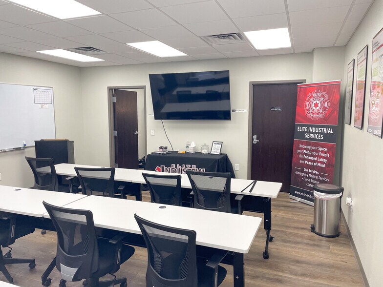 More Photos Of 4525 Schillinger Rd N, Semmes Service For Lease