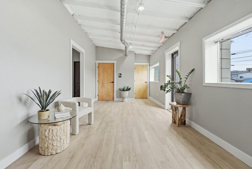 More Photos Of 104-108 W 31st St, Garden City Light Manufacturing For Sale