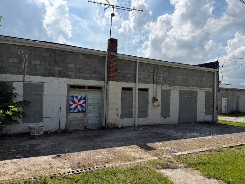 More Photos Of 112 N Congress St, Winnsboro Flex For Sale