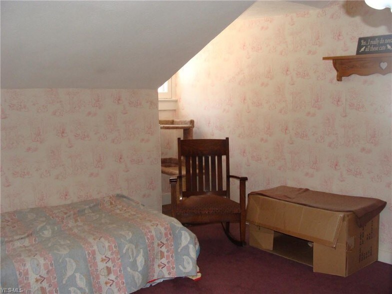 More Photos Of 890 E State St, Salem Flex For Sale