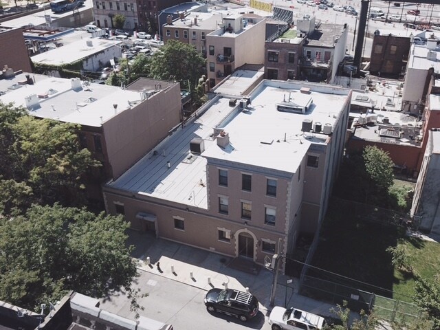 More Photos Of 22 Woodhull St, Brooklyn Showroom For Lease