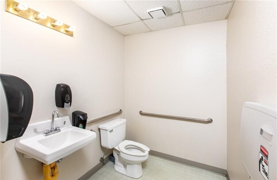 More Photos Of 302 Pointer Trl W, Van Buren Office For Sale