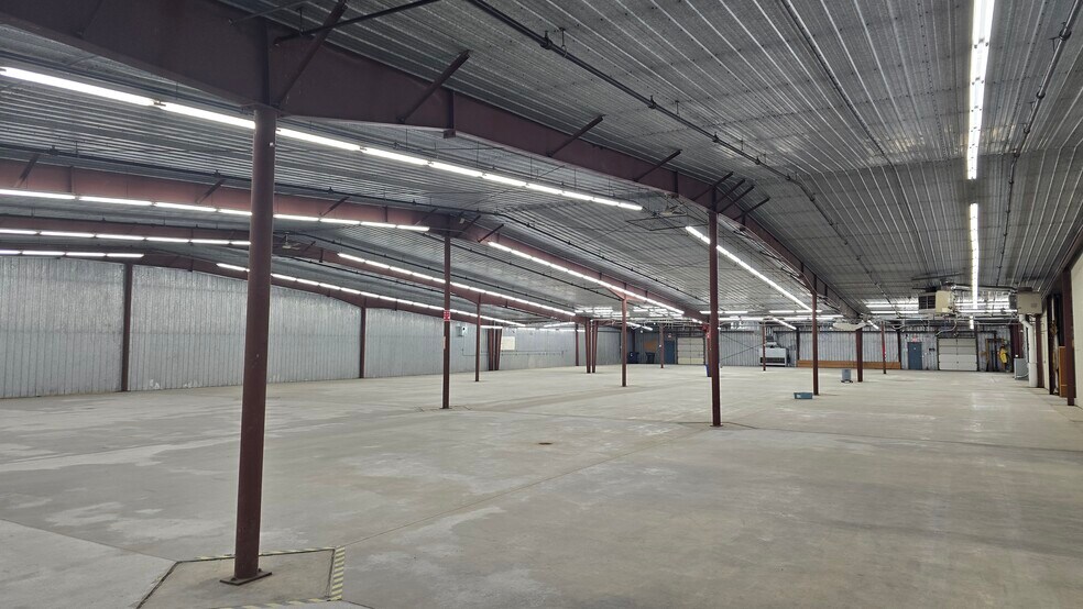 More Photos Of 1930 W 1st St, Blue Earth Manufacturing For Lease