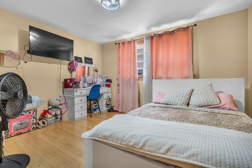 More Photos Of 6048 W 79th St, Burbank Multifamily For Sale