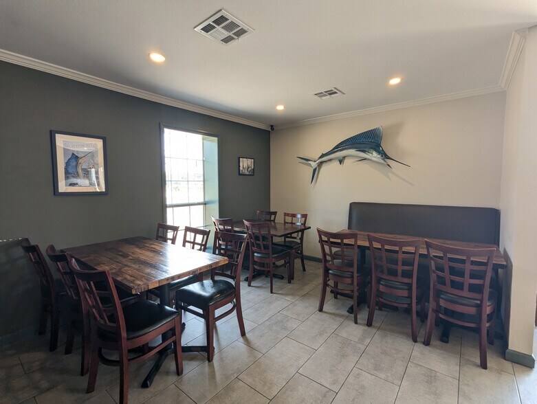 More Photos Of 1465 N Main St, Vidor Freestanding For Sale