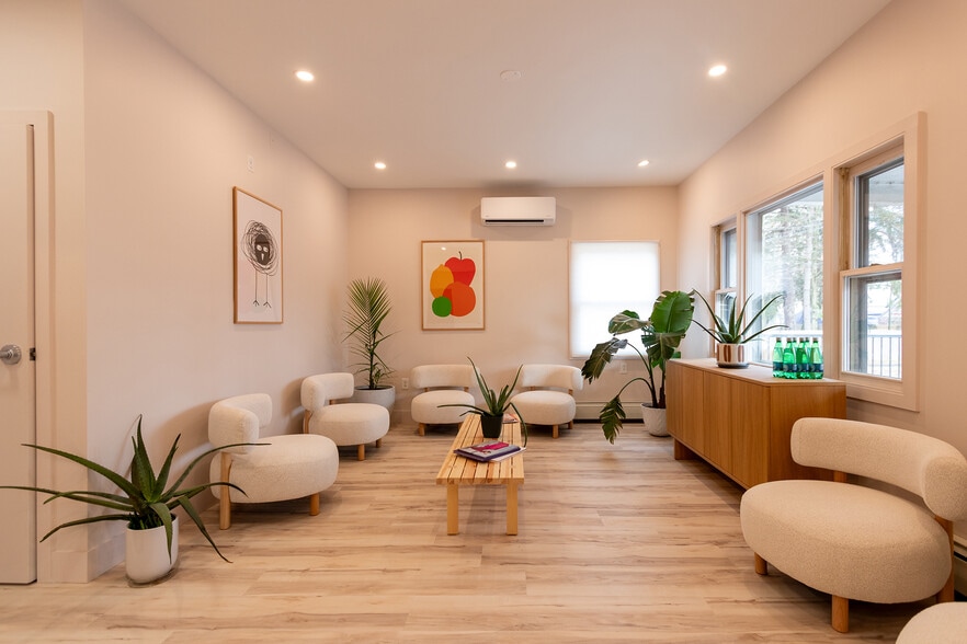 Primary Photo Of 166 Albany Ave, Kingston Medical For Lease