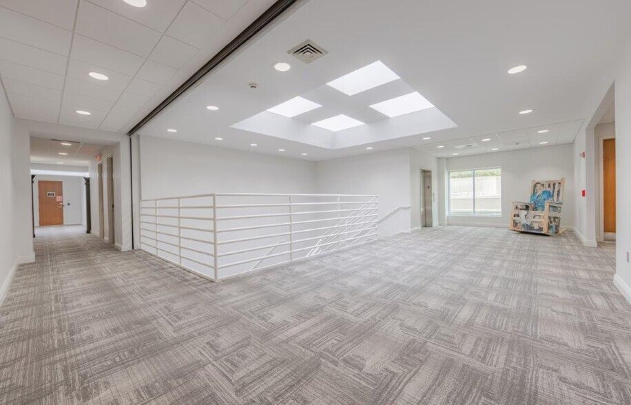 More Photos Of 8510 McAlpine Park Dr, Charlotte Unknown For Lease