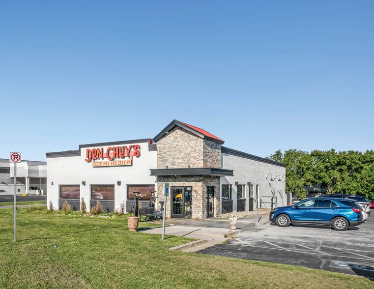 Primary Photo Of 701 SE Melody Ln, Lee's Summit Restaurant For Sale