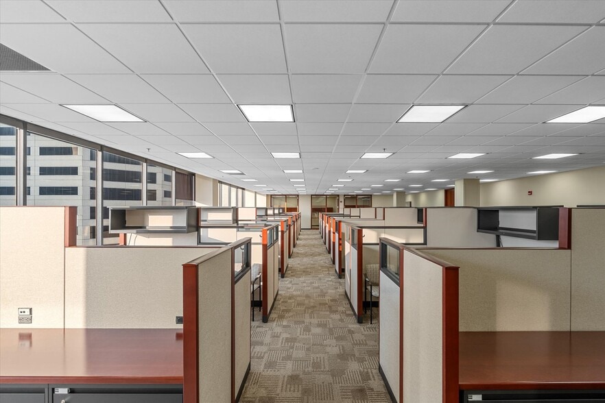 More Photos Of 400 Texas St, Shreveport Office For Sale