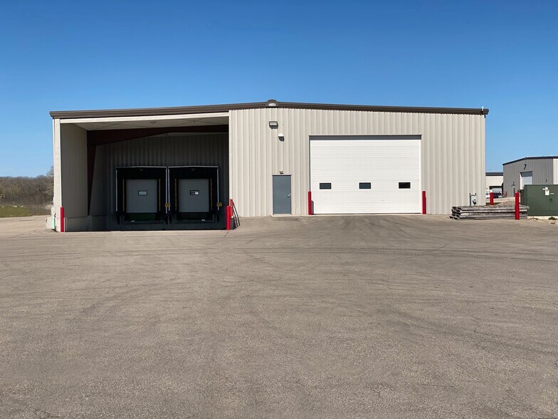 More Photos Of 1335 Plainview Dr, Oshkosh Warehouse For Lease