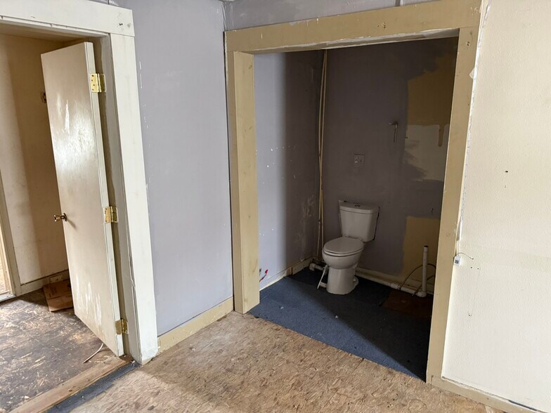 More Photos Of 107 W Main St, Coffeen Storefront Retail Residential For Sale