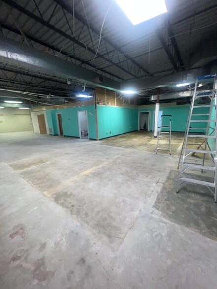More Photos Of 5306 Peters Creek Rd, Roanoke Showroom For Sale