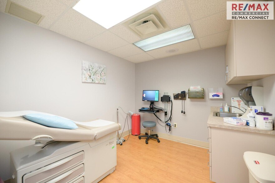 More Photos Of 401 Oyster Point Rd, Newport News Medical For Sale