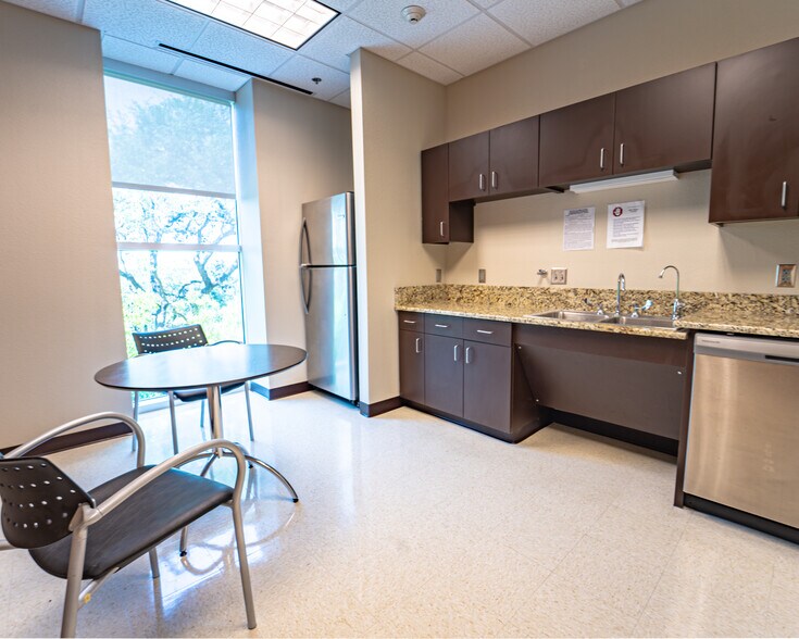 More Photos Of 17339 Redland Rd, San Antonio Office For Lease