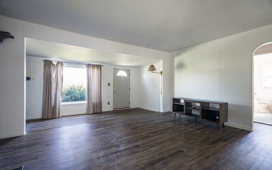 More Photos Of 1816 Larchwood Dr, Troy Warehouse For Sale