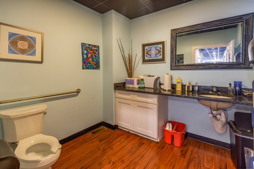 More Photos Of 24 Samoset St, Plymouth Freestanding For Sale