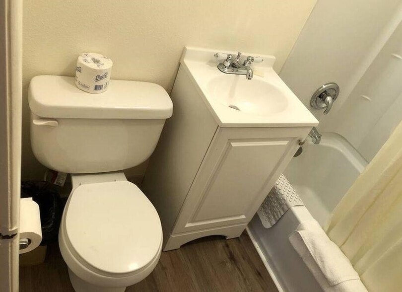 More Photos Of 75 Center St, Rock Springs Hotel For Sale