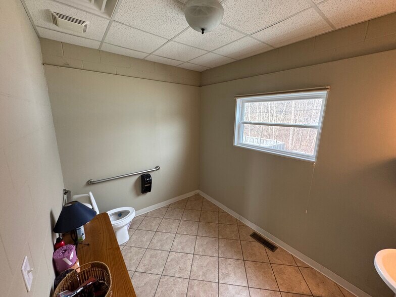 More Photos Of 4 Bonnie Ln, Yorkville Office For Sale