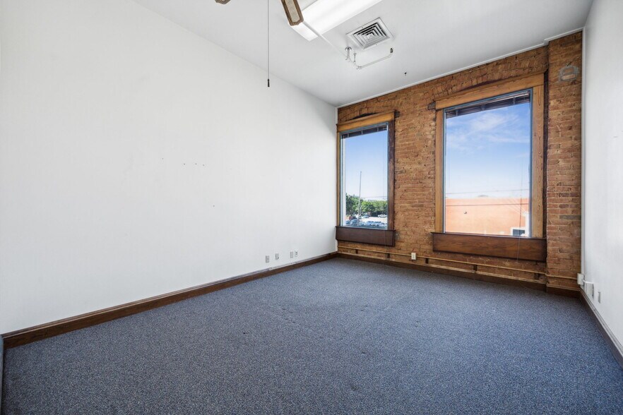 More Photos Of 211-215 S Jennings Ave, Fort Worth Loft Creative Space For Lease