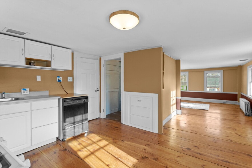 More Photos Of 80 Lafayette Rd, Hampton Falls Freestanding For Sale