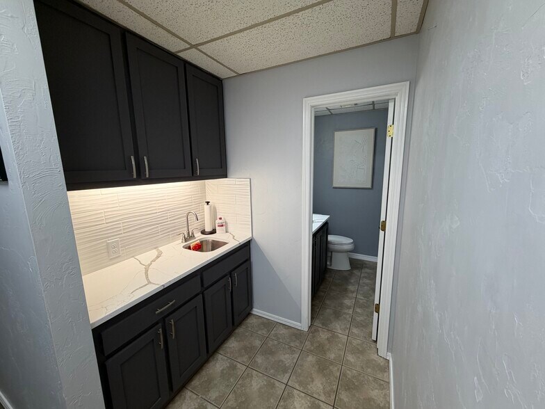 More Photos Of 11902 N Pennsylvania Ave, Oklahoma City Office For Lease