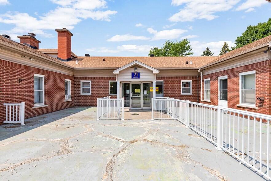 Primary Photo Of 21 Rue Messier, Mont-saint-hilaire Apartments For Sale