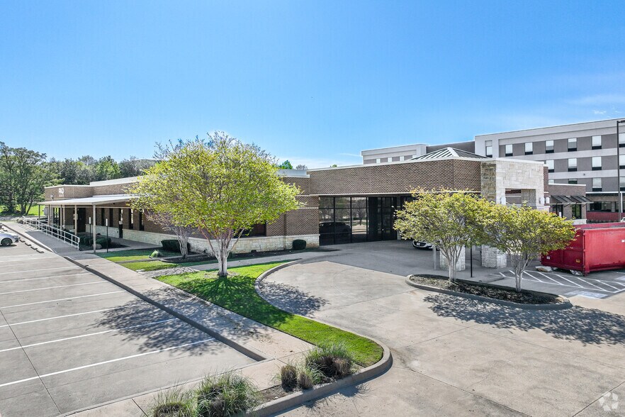 More Photos Of 1924 Forest Ridge Dr, Bedford Medical For Lease