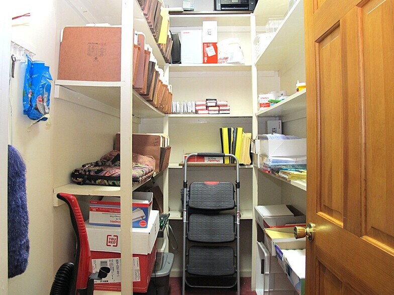 More Photos Of 1365 Westgate Center Dr, Winston-Salem Office For Sale