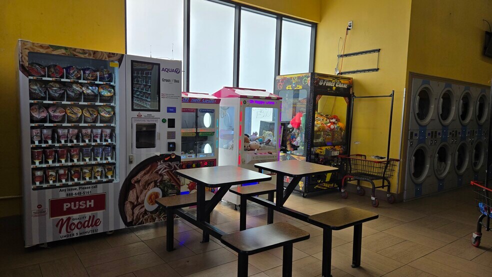 More Photos Of 7425 S Main St, Los Angeles Freestanding For Sale