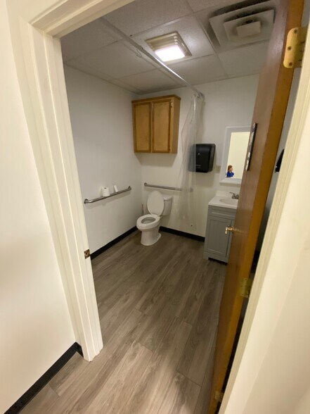 More Photos Of 2112 N Bolton Ave, Alexandria Service For Sale