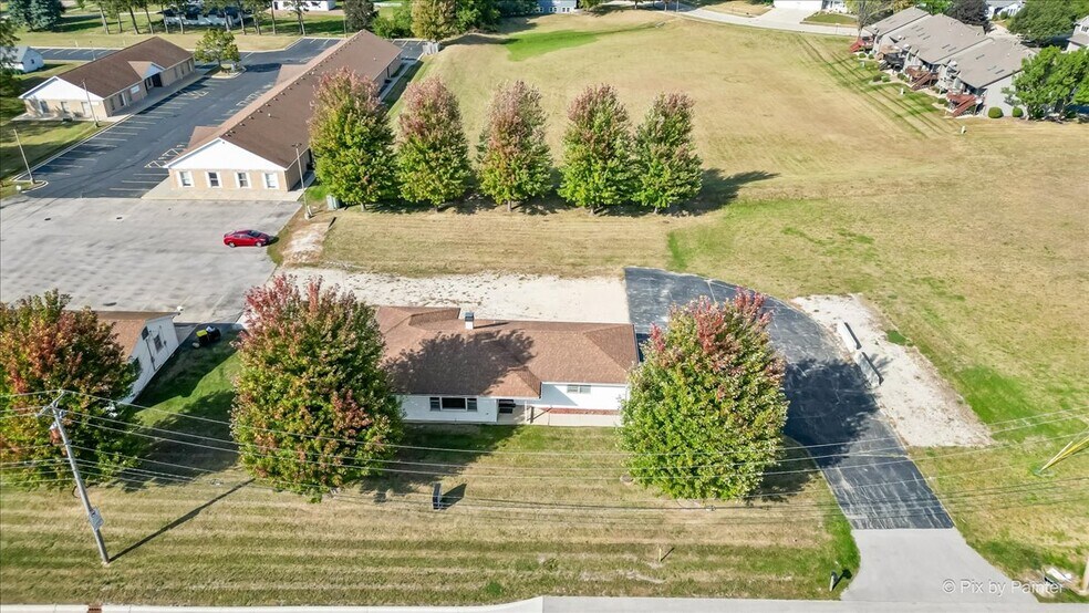 More Photos Of 124 E Oak Knoll Dr, Hampshire Office For Sale