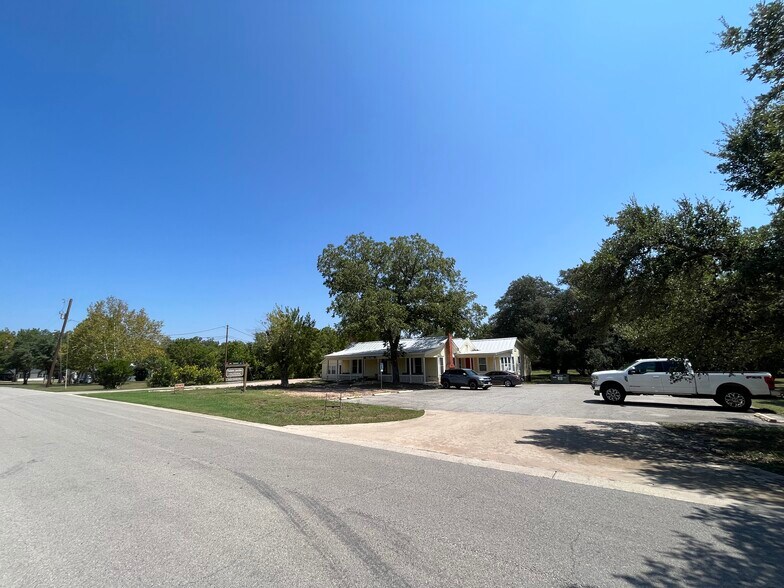 More Photos Of 211 Railroad St, Buda Medical For Sale