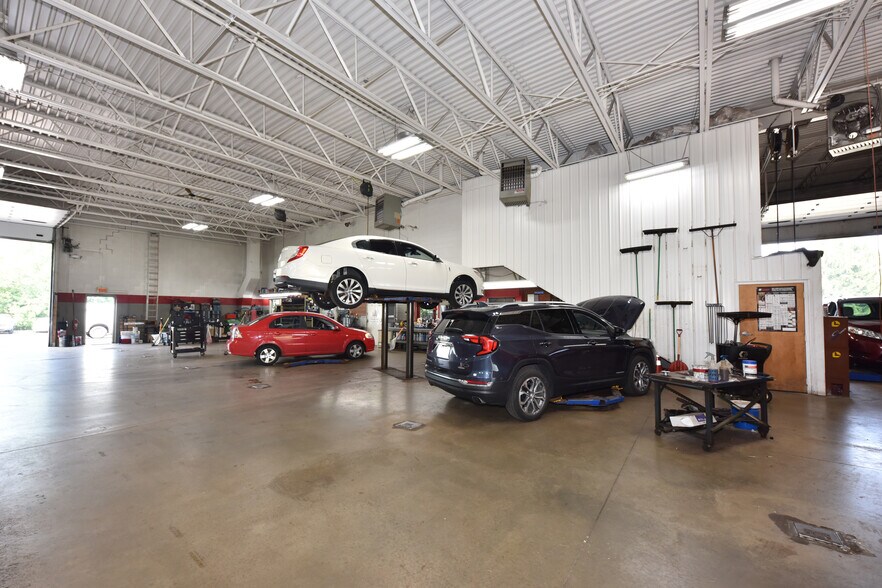 More Photos Of 820 W Sumner St, Hartford Auto Repair For Sale