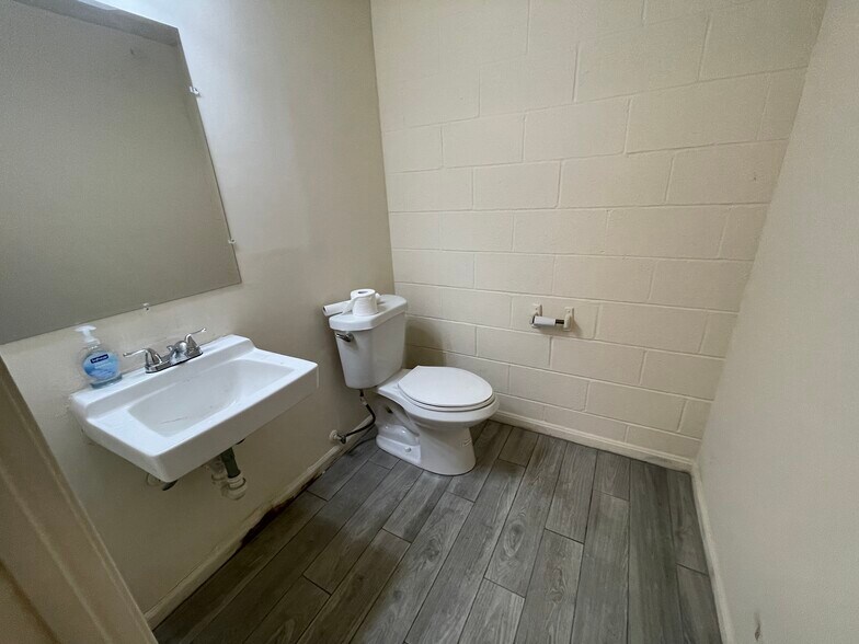 More Photos Of 9107 Industry Dr, Manassas Park Warehouse For Lease