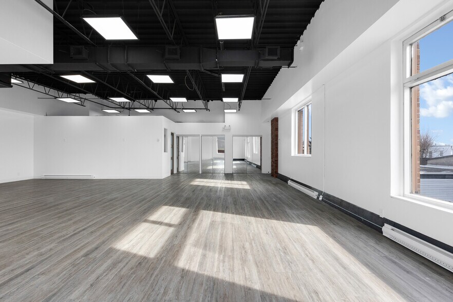 More Photos Of 298-300 Ch du Bord-du-Lac-Lakeshore, Pointe-claire Storefront For Lease