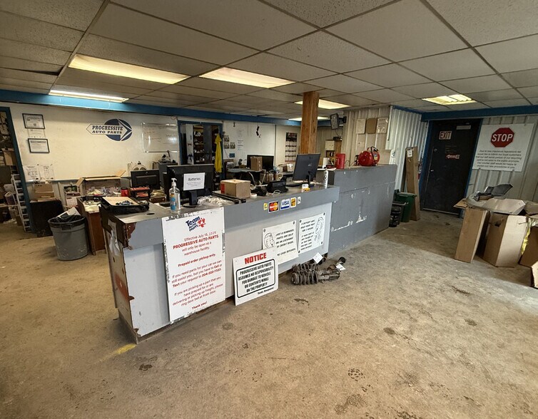 More Photos Of 2026 Oak Grove Rd, Grande Pointe Industrial For Lease