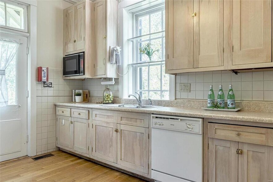 More Photos Of 11475 Lilac Ave, Saint Louis Specialty For Sale