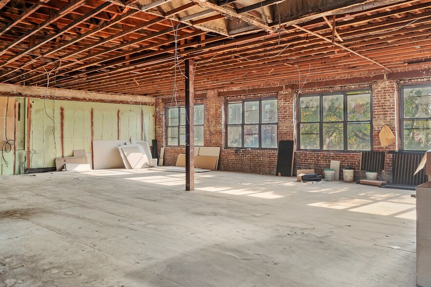 More Photos Of 67-05-67-09 Fresh Pond Rd, Ridgewood Bank For Lease