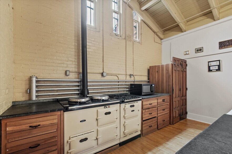 More Photos Of 49 Florida Ave, Amsterdam Hospitality For Sale