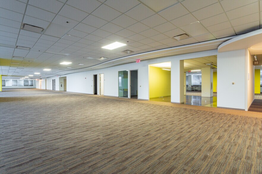 More Photos Of 4 Overlook Pt, Lincolnshire Office For Lease