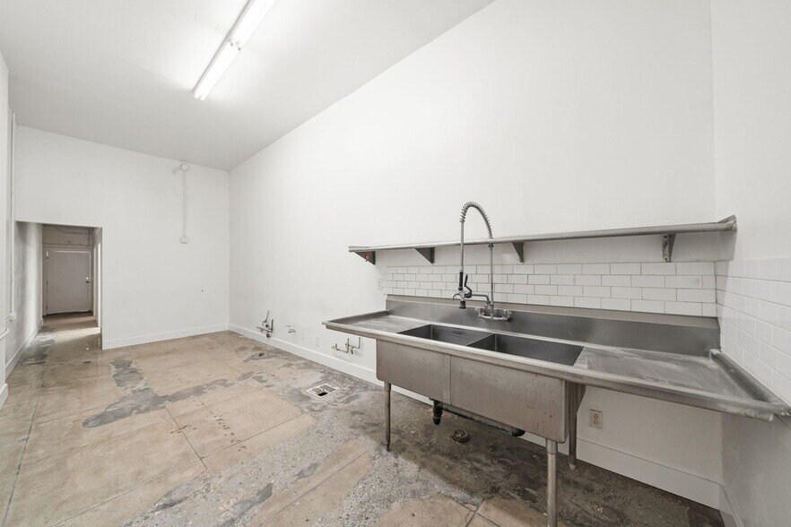 More Photos Of 101-113 E Anaheim St, Wilmington Storefront For Lease