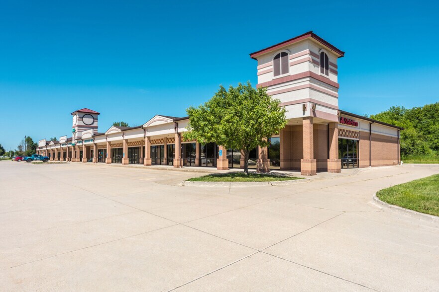 Primary Photo Of 3881-3921 121st St, Urbandale Storefront For Lease